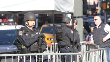 Policias de la uniformada patrulla Times Square.