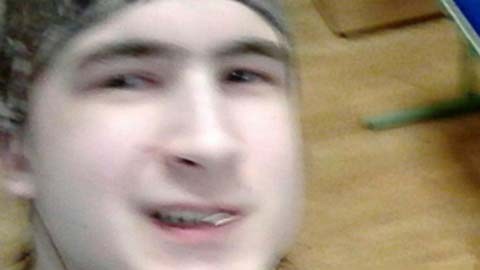 El joven posó con el cadáver.