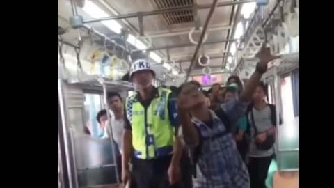 El sujeto agarra por la cola al animal.