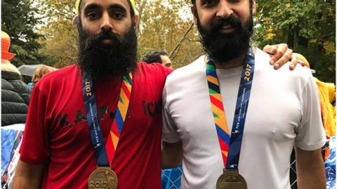 Simran Jeet Singh (izq.) junto a su amigo, el doctor Jasdeep Singh Mangast, de 30 años, quien compitió este año por primera vez.