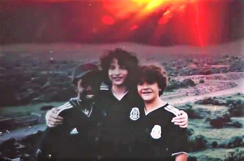 Los chicos protagonistas de la serie Stranger Things de Netflix, usando las camisetas de la selección mexicana.