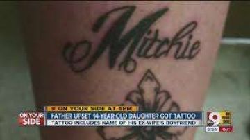 Menor se hace un tatuaje sin el consentimiento del padre.