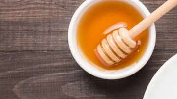 Un té de miel con limón es un perfecto remedio para el invierno.