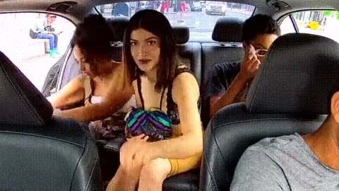 El trío salió huyendo del taxi.