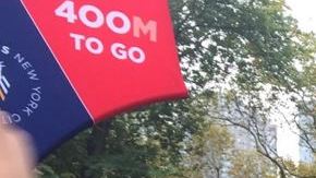 Corredores al marcador de 400 metros desde la meta en Central Park.