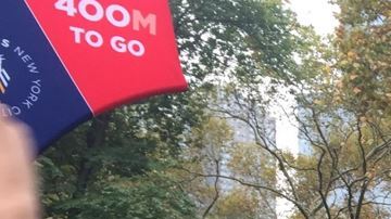 Corredores al marcador de 400 metros desde la meta en Central Park.