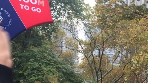 Corredores al marcador de 400 metros desde la meta en Central Park.