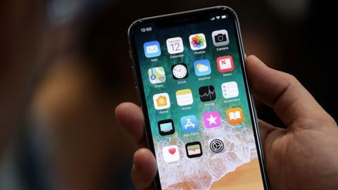 Una de las principales novedades del nuevo teléfono inteligente de Apple es que no tiene botón de inicio. (Getty Images)
