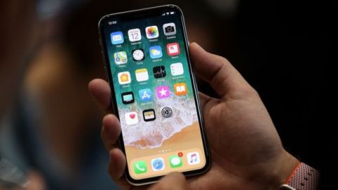 Una de las principales novedades del nuevo teléfono inteligente de Apple es que no tiene botón de inicio. (Getty Images)