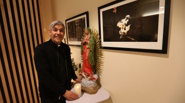 Padre Fabian Arias preparandose para celebrar las mañanitas de la Virgen de Guadalupe.