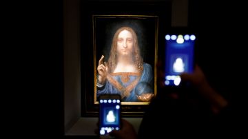 La pintura 'Salvator Mundi' atribuida a Leonardo da Vinci (año 1500) rompió récord de precio de una obra en subasta al ser comprada por 400 millones a un comprador anónimo. EPA/JUSTIN LANE