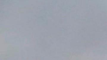 Policías hondureños se enfrentan con manifestantes hoy, viernes 15 de diciembre de 2017, en Tegucigalpa (Honduras).