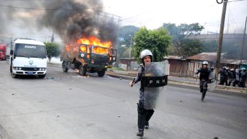 Policías hondureños se enfrentan con manifestantes hoy, viernes 15 de diciembre de 2017, en Tegucigalpa (Honduras).
