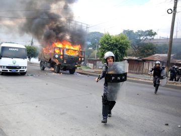 Policías hondureños se enfrentan con manifestantes hoy, viernes 15 de diciembre de 2017, en Tegucigalpa (Honduras).