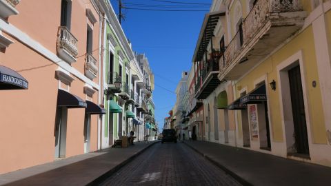 Vista general de la calle Fortaleza en el viejo San Juan (Puerto Rico), EFE/Jorge Muñiz