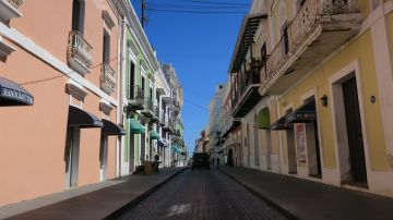 Vista general de la calle Fortaleza en el viejo San Juan (Puerto Rico), EFE/Jorge Muñiz