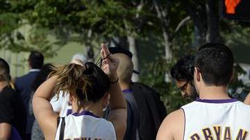 Aficionados llegaron con camisetas de Bryant. EFE