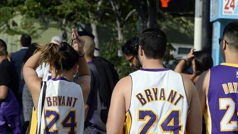 Aficionados llegaron con camisetas de Bryant. EFE