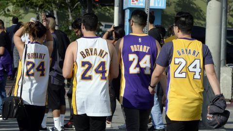 Aficionados llegaron con camisetas de Bryant. EFE