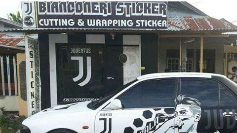Un automóvil fue adornado con los colores de la Juventus y el rostro de Paulo Dybala