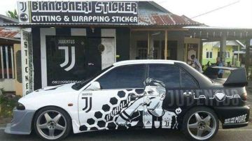 Un automóvil fue adornado con los colores de la Juventus y el rostro de Paulo Dybala