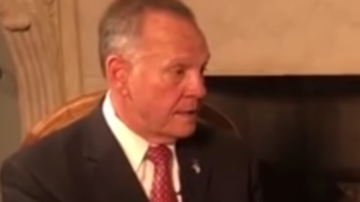 A pesar de las acusaciones de acoso sexual de menores Donald Trump apoya públicamente a Moore