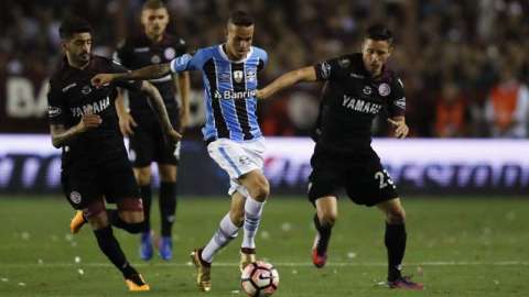 Luan del Gremio se llevó puestos a todos los jugadores de Lanús, en la final de la Copa Libertadores. (Foto: EFE/David Fernández)