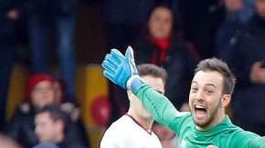 El portero del Benevento Alberto Brignoli festeja su gol, con el que su equipo empató a dos goles con el Milan. Foto: EFE/EPA/MARIO TADDEO)