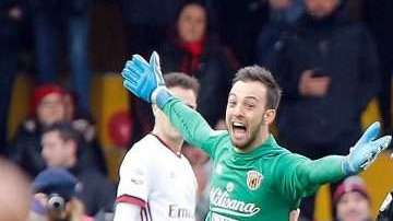 El portero del Benevento Alberto Brignoli festeja su gol, con el que su equipo empató a dos goles con el Milan. Foto: EFE/EPA/MARIO TADDEO)