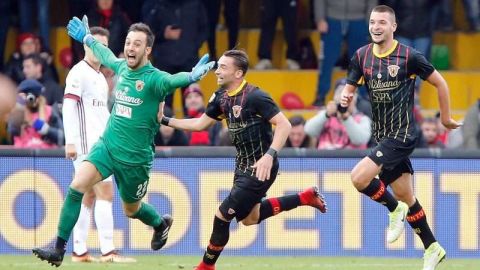 El portero del Benevento Alberto Brignoli festeja su gol, con el que su equipo empató a dos goles con el Milan. Foto: EFE/EPA/MARIO TADDEO)