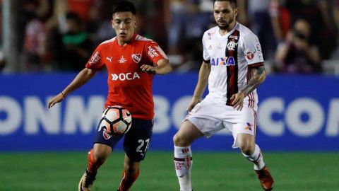 Ezequiel Barco (izq.) es la nueva promesa del fútbol argentino. EFE