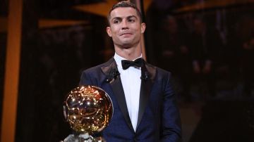 Cristiano Ronaldo y su quinto Balón de Oro. EFE