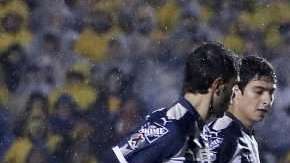 Enner Valencia de Tigres disputa el balón con Rogelio Funes Mori de Rayados de Monterrey, durante el partido de ida de la final del Apertura 2017. (Foto: EFE/Miguel Sierra)
