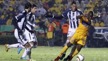 Enner Valencia de Tigres disputa el balón con Rogelio Funes Mori de Rayados de Monterrey, durante el partido de ida de la final del Apertura 2017. (Foto: EFE/Miguel Sierra)