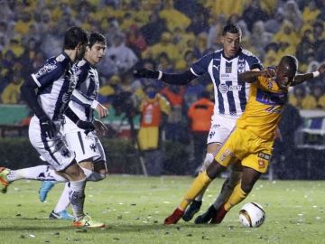 Enner Valencia de Tigres disputa el balón con Rogelio Funes Mori de Rayados de Monterrey, durante el partido de ida de la final del Apertura 2017. (Foto: EFE/Miguel Sierra)