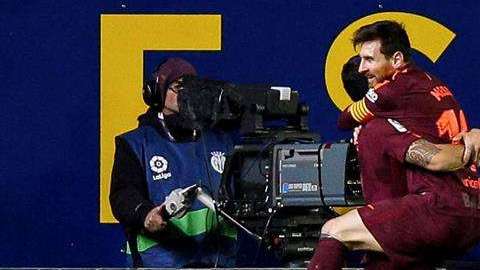 El delantero del FC Barcelona Lionel Messi celebra con Luis Suárez tras marcar el segundo gol ante el Villarreal en el estadio de la Cerámica. (Foto: EFE/Biel Aliño)