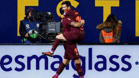 El delantero del FC Barcelona Lionel Messi celebra con Luis Suárez tras marcar el segundo gol ante el Villarreal en el estadio de la Cerámica. (Foto: EFE/Biel Aliño)