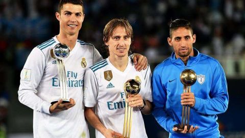 Cristiano Ronaldo, Luka Modric y Jonathan Urretaviscaya presumen sus galardones