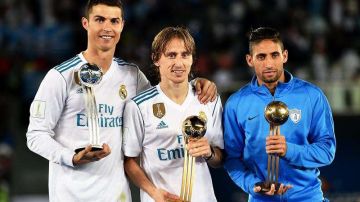 Cristiano Ronaldo, Luka Modric y Jonathan Urretaviscaya presumen sus galardones