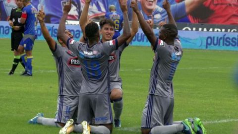 Jugadores del Emelec celebran la consecución de su título 14. Los eléctricos se impusieron a Delfín con un global de 6 a 2 en la final del campeonato ecuatoriano. (Foto: EFE/David Chatón).