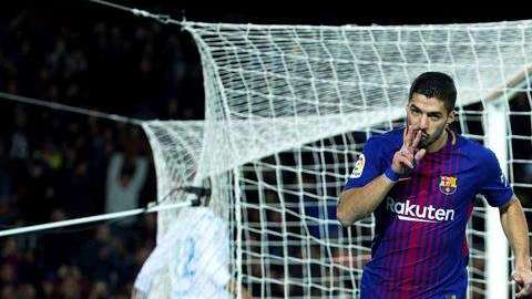 El delantero uruguayo del FC Barcelona Luis Suárez celebra su segundo gol ante el Deportivo. (Foto: EFE/Enric Fontcuberta)