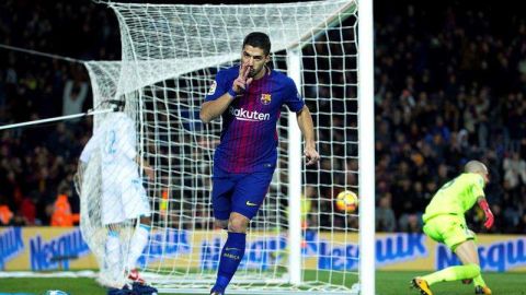 El delantero uruguayo del FC Barcelona Luis Suárez celebra su segundo gol ante el Deportivo. (Foto: EFE/Enric Fontcuberta)