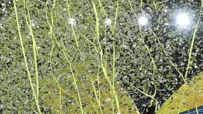 Los jugadores de Millonarios alzan la copa luego de vencer a Independiente Santa Fe este domingo, en la final de la liga colombiana. Foto: EFE/MAURICIO DUEÑAS CASTAÑEDA