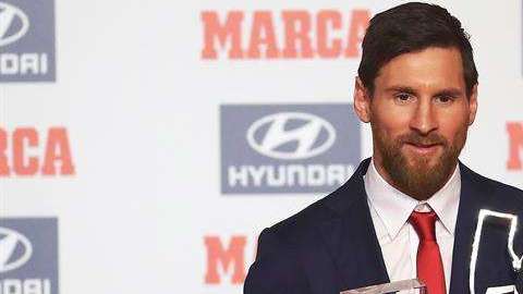 Messi posa con el trofeo Pichichi y el premio Di Stéfano durante la entrega de los Premios de Fútbol 2016-17 del diario MARCA. (Foto:  EFE/Alejandro García)