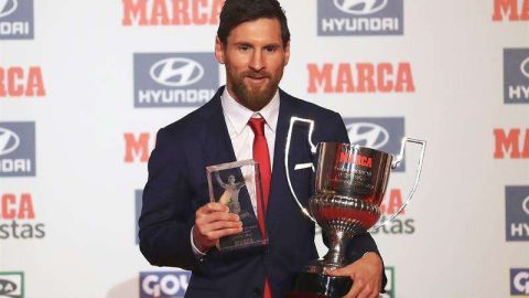 Messi posa con el trofeo Pichichi y el premio Di Stéfano durante la entrega de los Premios de Fútbol 2016-17 del diario MARCA. (Foto:  EFE/Alejandro García)