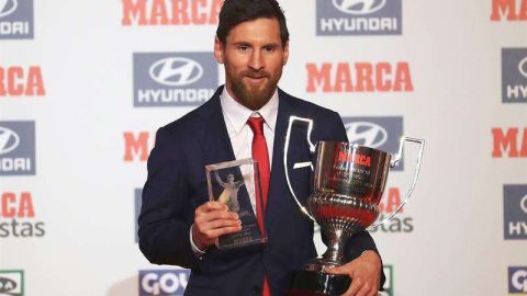Messi posa con el trofeo Pichichi y el premio Di Stéfano durante la entrega de los Premios de Fútbol 2016-17 del diario MARCA. (Foto: EFE/Alejandro García)