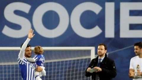 El delantero mexicano Carlos Vela dijo adiós a la Real Sociedad,y lo hizo con gol frente al Sevilla en el estadio Anoeta de San Sebastián. (Foto: EFE/Juan Herrero)