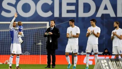 El delantero mexicano Carlos Vela dijo adiós a la Real Sociedad,y lo hizo con gol frente al Sevilla en el estadio Anoeta de San Sebastián. (Foto: EFE/Juan Herrero)