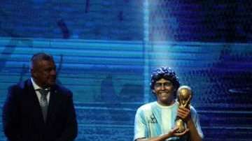 La Conmebol desveló dos estatuas de tamaño real de Maradona y Pelé durante el sorteo de las copas Sudamericana y Libertadores. EFE/Andrés Cristaldo