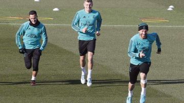 Los jugadores del Real Madrid se preparan para enfrentar al Barcelona